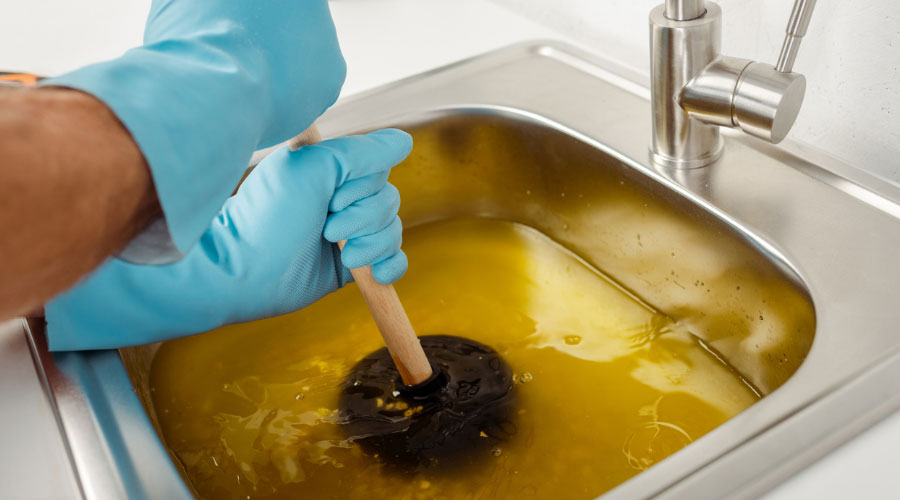 Évier de cuisine très bouché